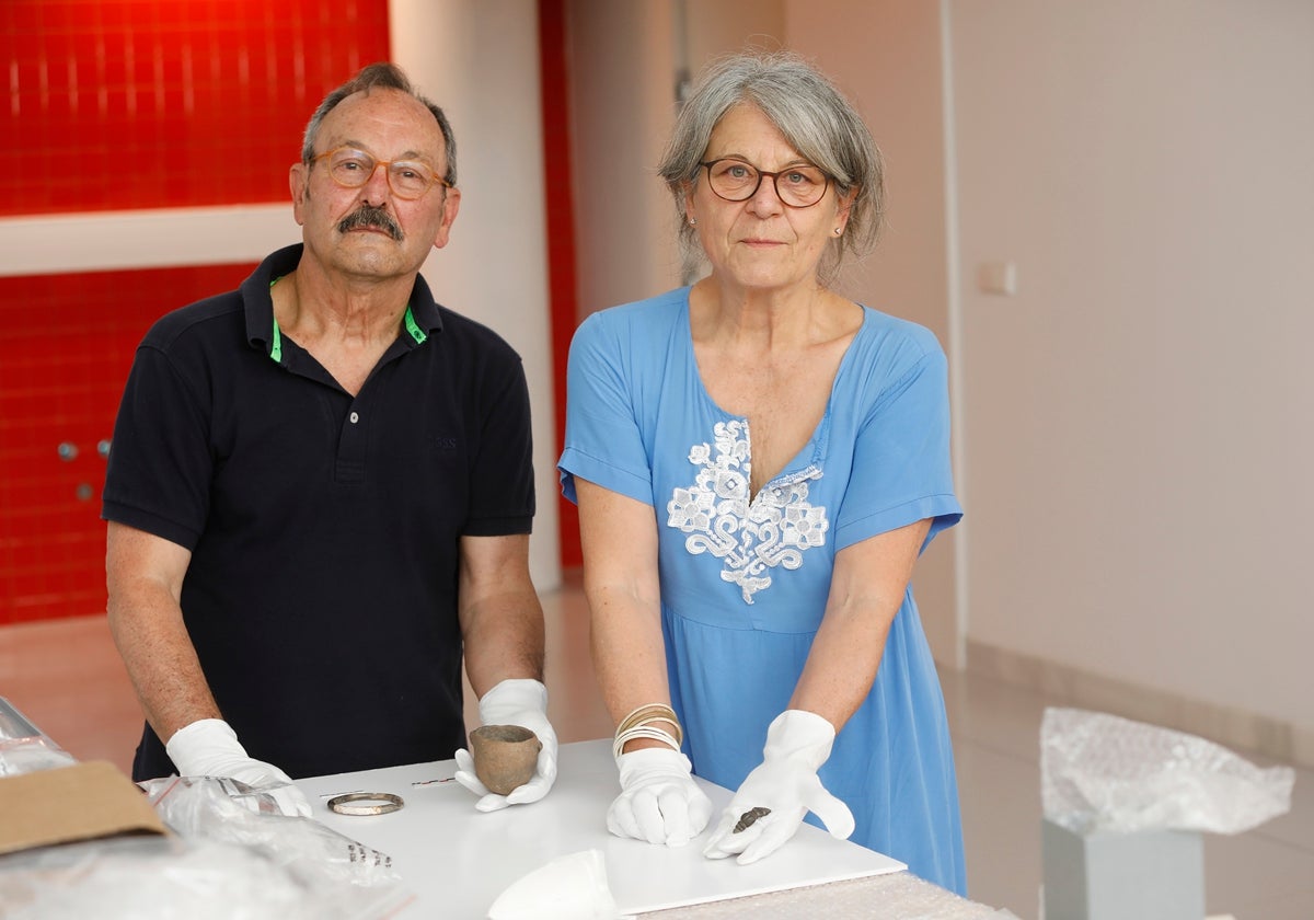 Los arqueólogos Dimas Martín y María Dolores Camalich son los expertos en la Cueva del Toro