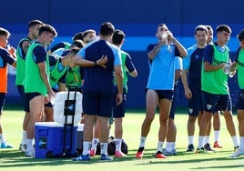 Los jugadores se refrescan durante un reciente entrenamiento.