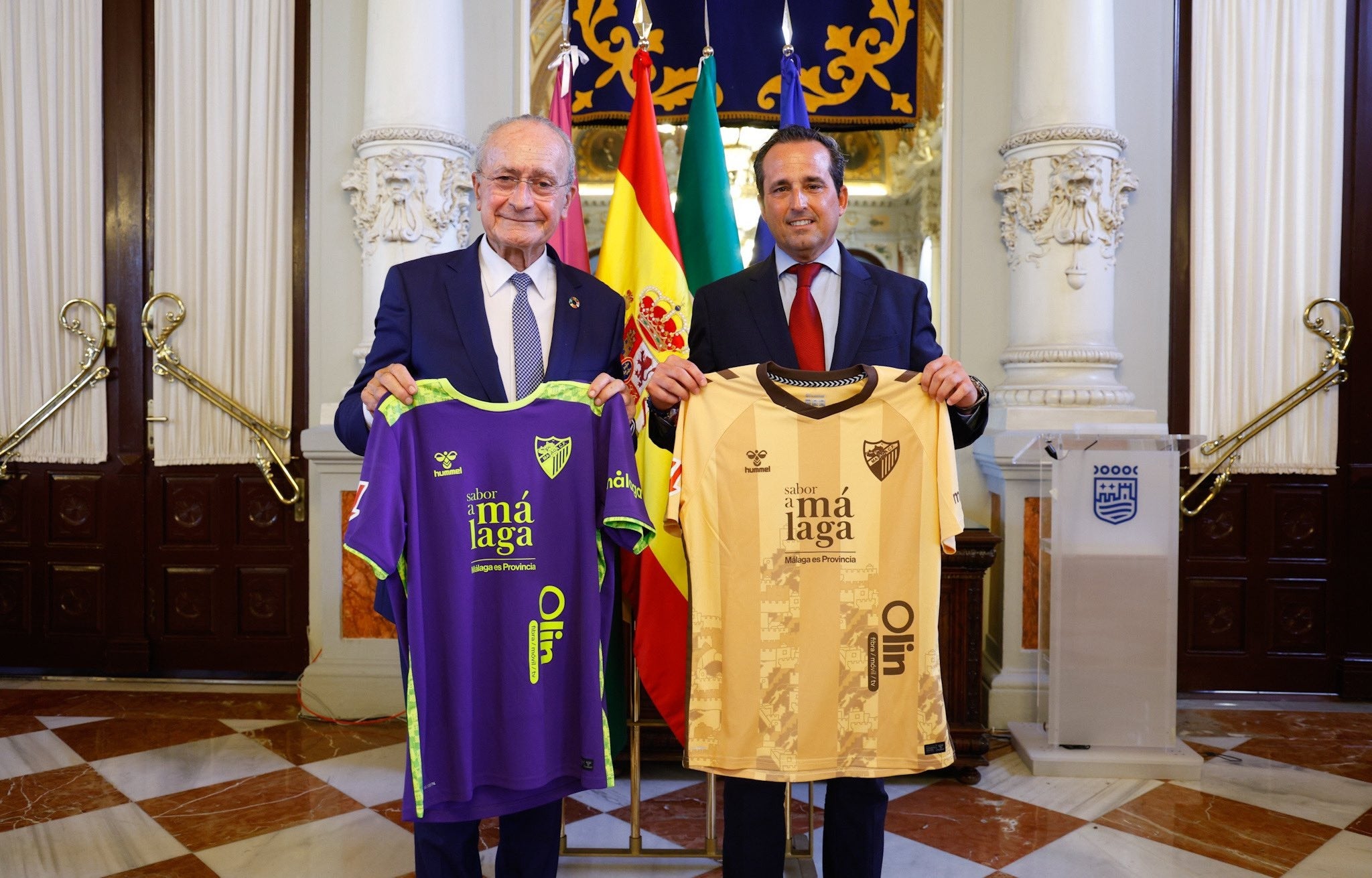 El director general del Málaga, Kike Perez, y el alcalde de la ciudad, Francisco de la Torre, posan con las nuevas camisetas del equipo en el Ayuntamiento.