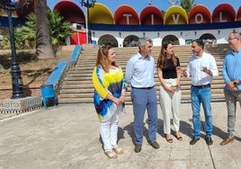 Dani Pérez y Víctor Navas, junto a concejales del PSOE y a las puertas del parque de atracciones Tivoli.