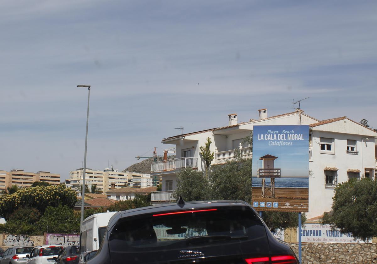 Vehículos circulan por la antigua Nacional 340, a su paso por la Cala del Moral.