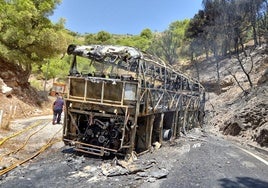 Autobús y parte del monte calcinado en Mijas.