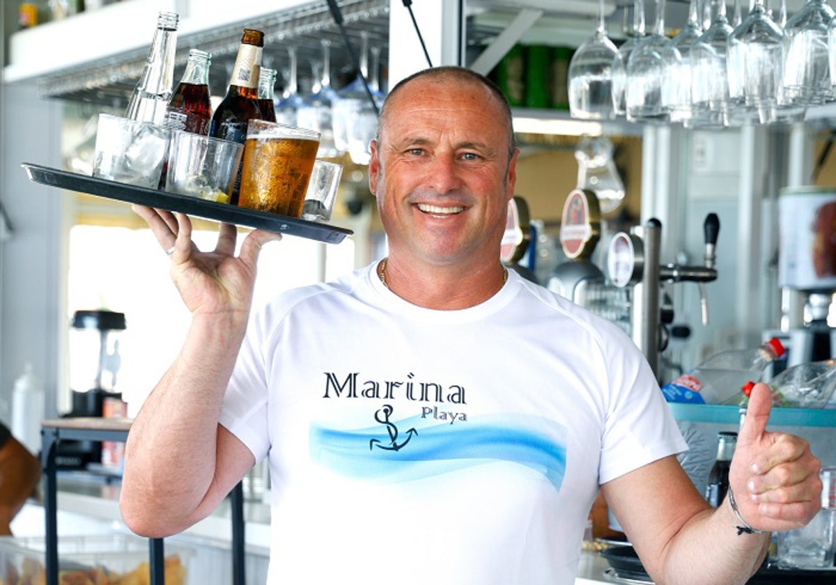 Bernardo Palma sostiene una bandeja en el Marina Playa.