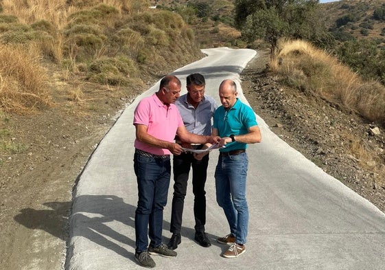 El delegado territorial de Agricultura y el alcalde de Moclinejo, en uno de los carriles.