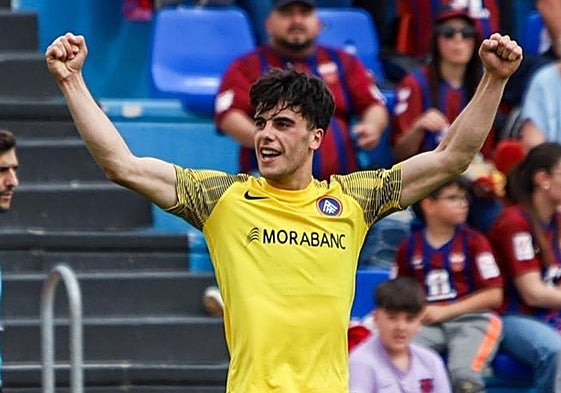 El delantero Julen Lobete celebra un gol con su último equipo, el Andorra.