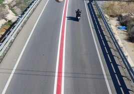 La gran línea roja de cuatro kilómetros de tramo en la A-355 de Coín.