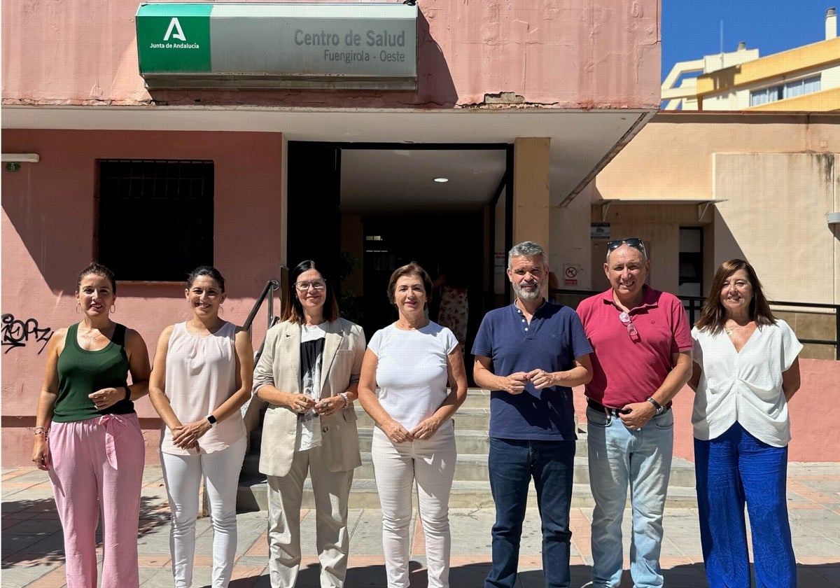 Segura y Pérez, junto a otros concejales del PSOE delante del centro de salud Fuengirola Oeste.