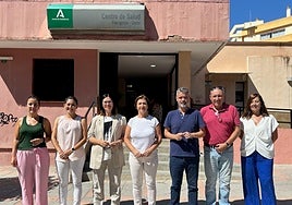 Segura y Pérez, junto a otros concejales del PSOE delante del centro de salud Fuengirola Oeste.