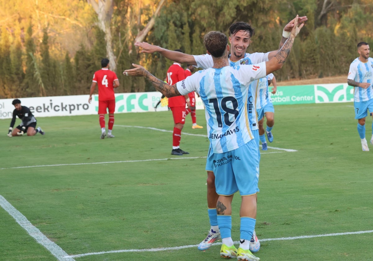 Larrubia celebra con Dani Sánchez (de espaldas) el gol del Málaga.