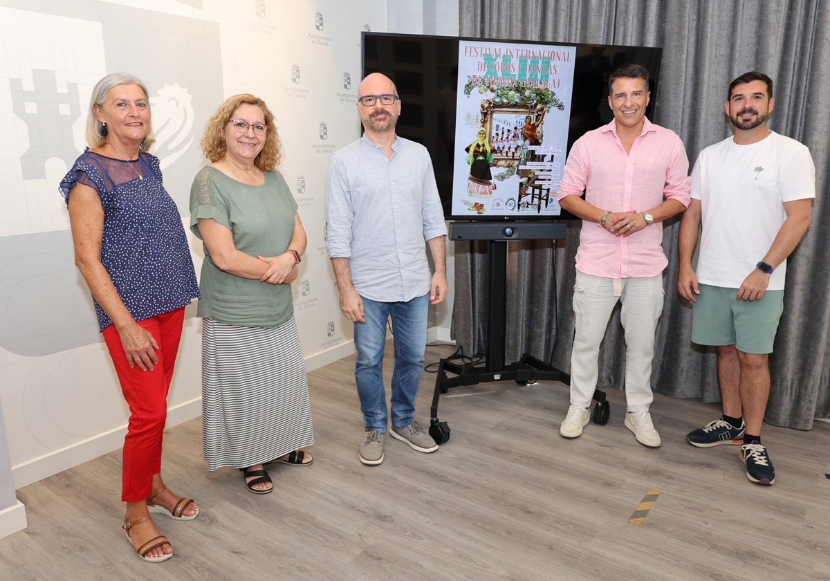 Acto de presentación de la actividad en el Ayuntamiento torroxeño.