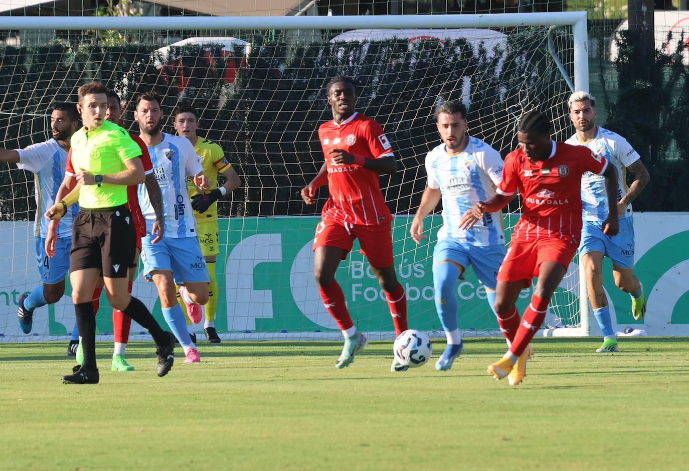 El amistoso entre el Málaga y el Al-Jazira en Marbella, en imágenes