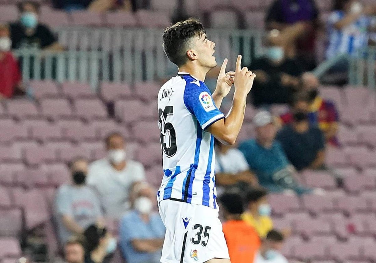 Julen Lobete celebra su gol en el Camp Nou, semivacío por la pandemia, en su debut en Primera División, con la Real Sociedad, el 15 de agosto de 2021.