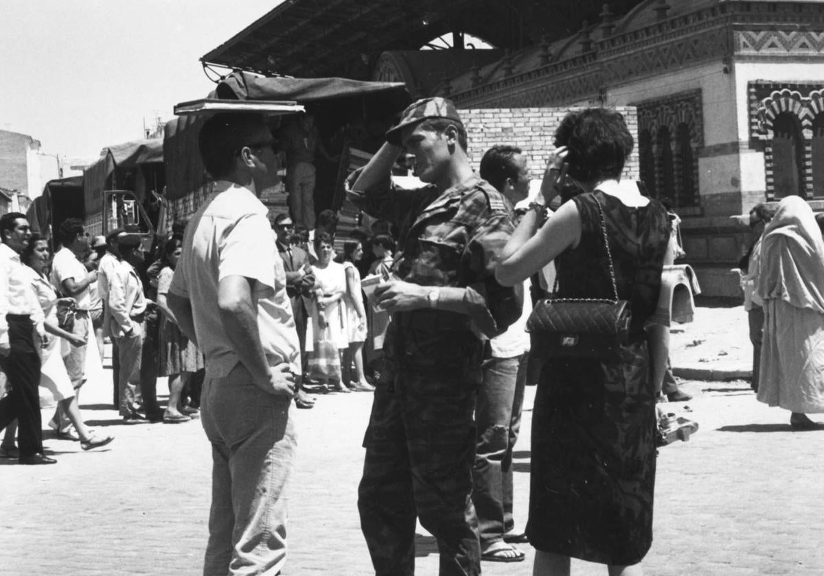 Alain Delon habla con el director Mark Robson, en el rodaje en el mercado de Salamanca.