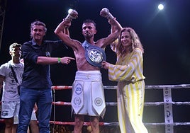 Baldo Mira posa con su título EBU Silver.