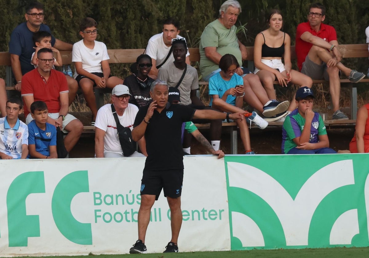 Pellicer dirige a sus hombre en el partido del viernes en la Dama de Noche de Marbella.