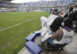 Un operador televisivo en un partido en La Rosaleda.