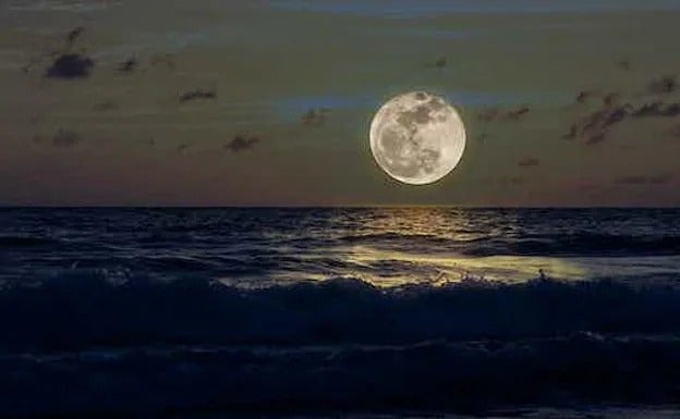 El mar y el influjo de la luna llena