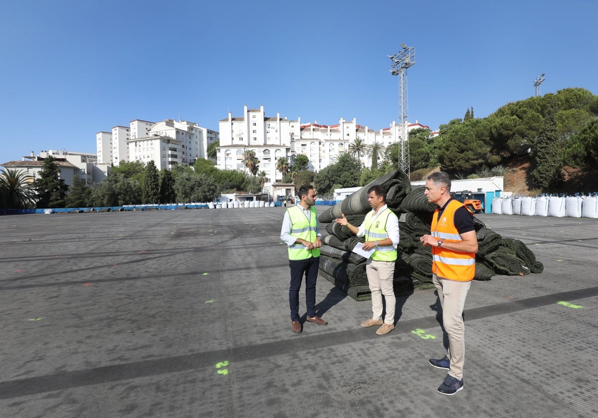Comienza la renovación del césped del campo de fútbol Luis Teruel de Marbella
