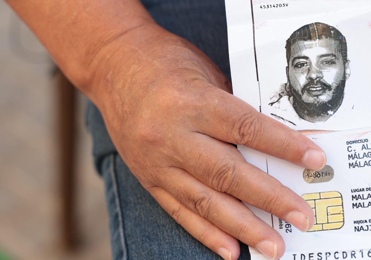 Imagen principal - En la imagen superior, Najim muestra una fotocopia del DNI de su hijo; en la fotografía de la izquierda, Mohamed, de pequeño, junto a su padre; a la derecha, las velas que han dejado en su recuerdo en el portal de la víctima.