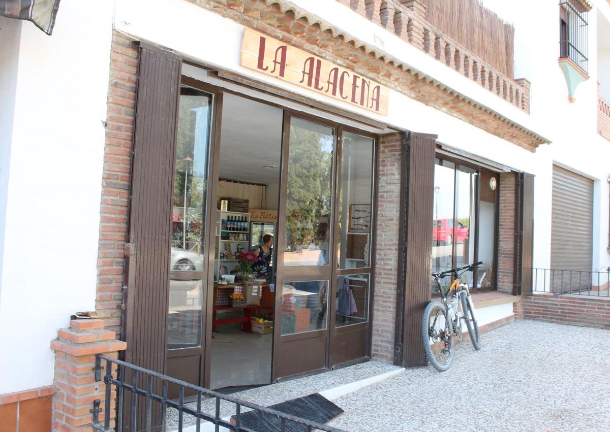 Imagen secundaria 1 - Arturo Triviño, Alba Marín, Santi López y Charles Vaillant, de izquierda a derecha. Abajo, fachada de La Alacena y quesos La Laja y dulces de La Pâtisserie..