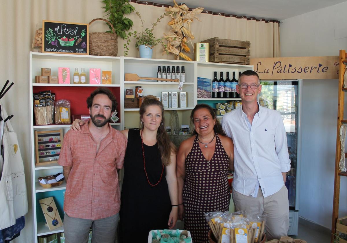 Imagen principal - Arturo Triviño, Alba Marín, Santi López y Charles Vaillant, de izquierda a derecha. Abajo, fachada de La Alacena y quesos La Laja y dulces de La Pâtisserie..