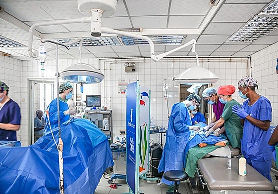 César Ramírez (centro) junto a dos de sus compañeros en Yaundé.