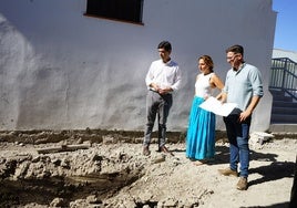 Visita del alcalde de Coín, Francisco Santos, y la edil de Educación, Raquel López, a las obras de uno de los centros educativos.