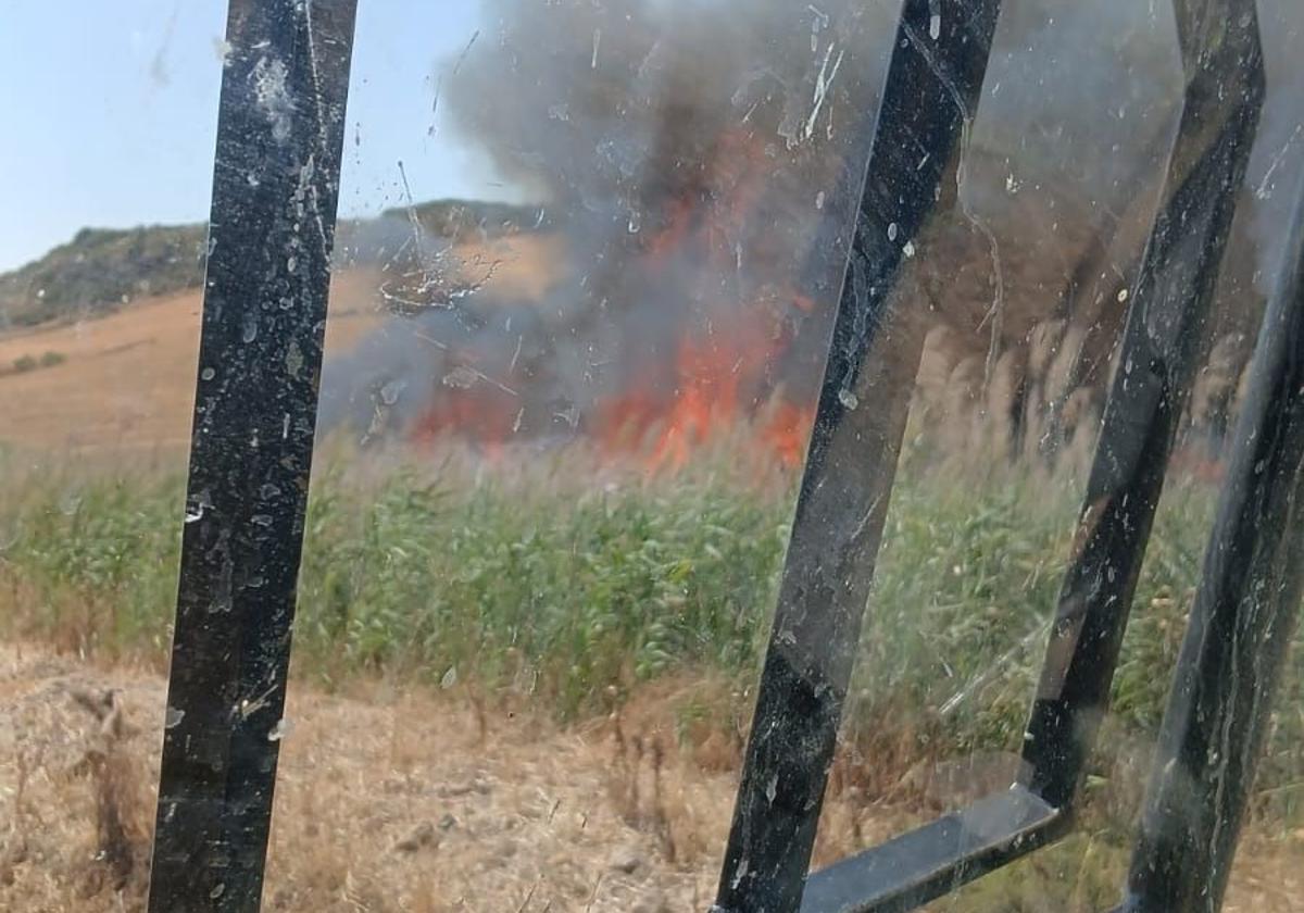 Imagen del incendio difundida en cuenta oficial del Servicio de Extinción de Incendios Forestales de Andalucía.