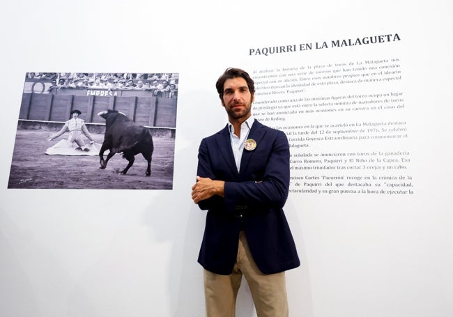 Cayetano ante una de las fotos de su padre en La Malagueta.