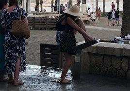 Denunciadas 17 personas en Málaga en un día por usar las fuentes de agua de las playas como lavapiés