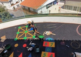 Imagen de los trabajos de mejora en el patio de la guardería de Benamocarra.