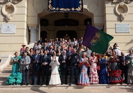 En la foto de familia, las concejalas ataviadas de flamenca en la romería del año pasado.