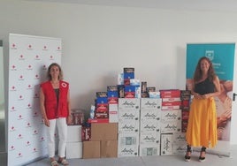 Entrega de los productos a la Cruz Roja por parte del Ayuntamiento.