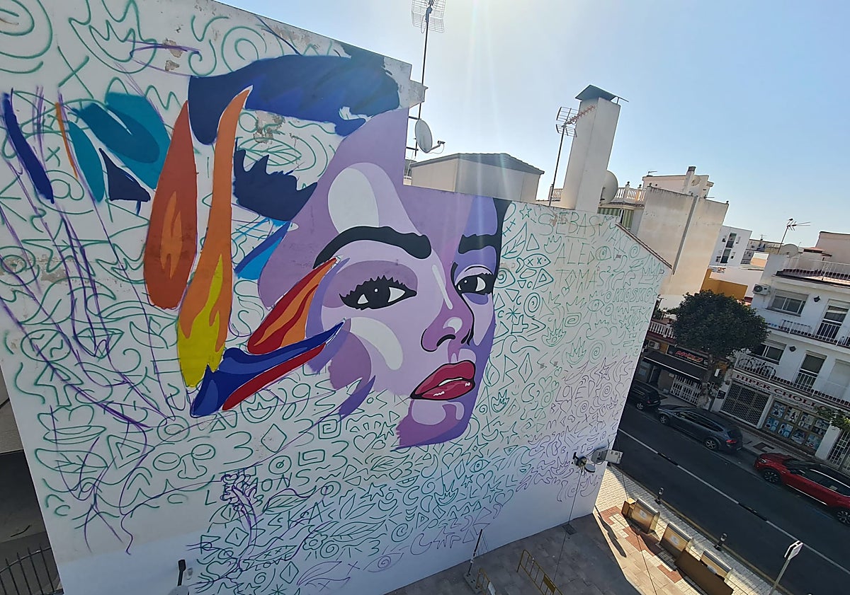 Imagen principal - Arriba, el mural, todavía sin concluir. En el centro, 'Bosska', subida en la grúa a una altura equivalente a más de tres plantas, en plena tarea de pintura. Sobre estas líneas, aspecto de la futura plaza, en la que todavía se trabaja.