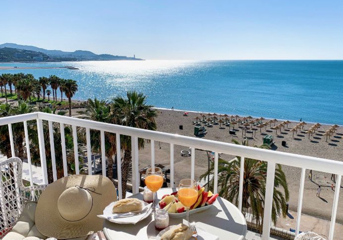 Terraza de una vivienda turística en primera línea de playa.