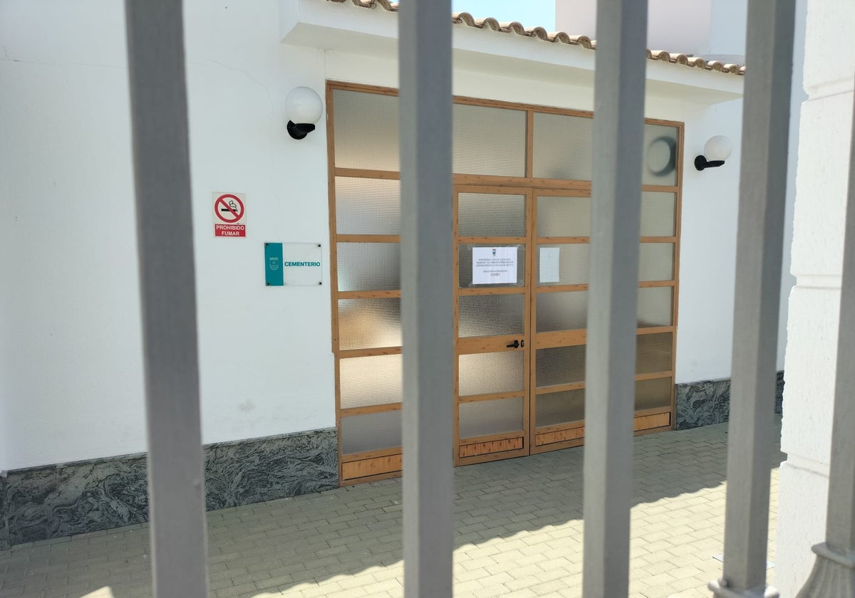 Cierran parte del cementerio de Torremolinos por los gases emanados de un cadáver