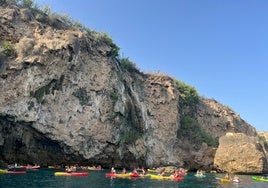 Decenas de canoas, junto a la Cascada Grande Maro.