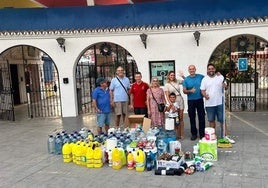 Entrega de un lote de agua y material de limpieza.