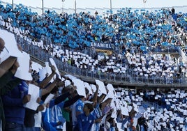 Los aficionados del Málaga muestran confirman un mosaico durante la campaña anterior.