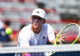 Una volea de revés de Davidovich en el duelo de este jueves.