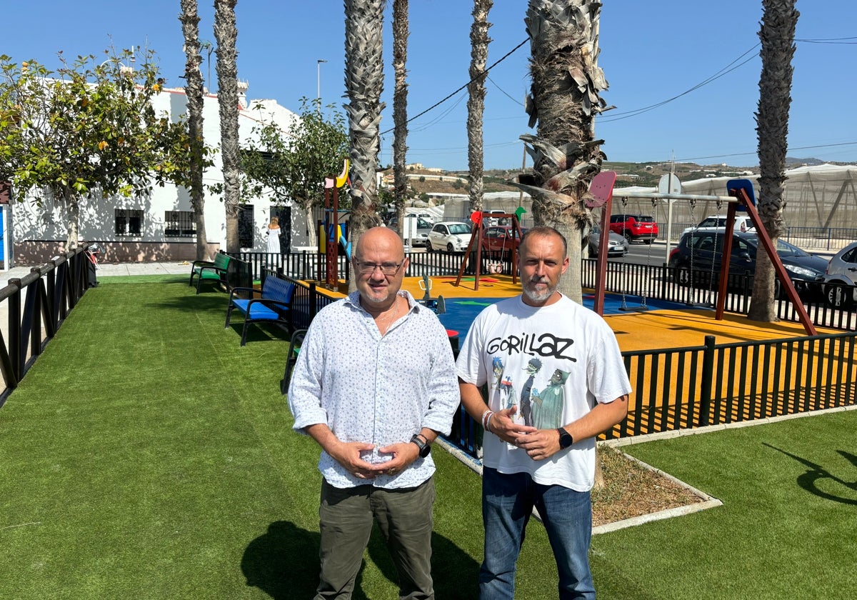 Jesús Pérez Atencia y David Vilches, en el nuevo recinto infantil y de ocio.