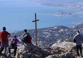 Efectivos de la Policía Local de Málaga han logrado identificar al presunto autor de unas pintadas realizadas en la cima del Monte de San Antón.