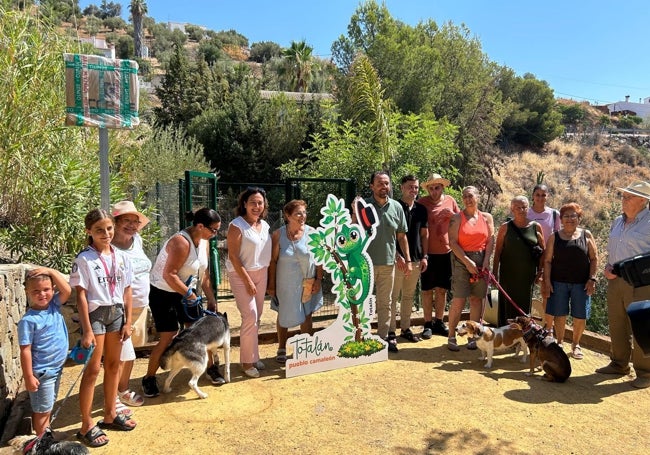 Acto de inauguración del nuevo espacio dedicado a las mascotas en Totalán.