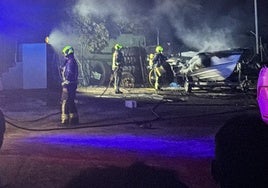 Bomberos del Consorcio Provincial, sofocando anoche las llamas en Nerja.