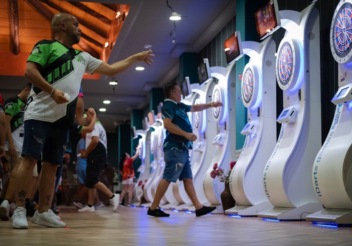 Jugadores de dardos durante la celebración del tercer torneo del Club de Dardos de Pizarra.