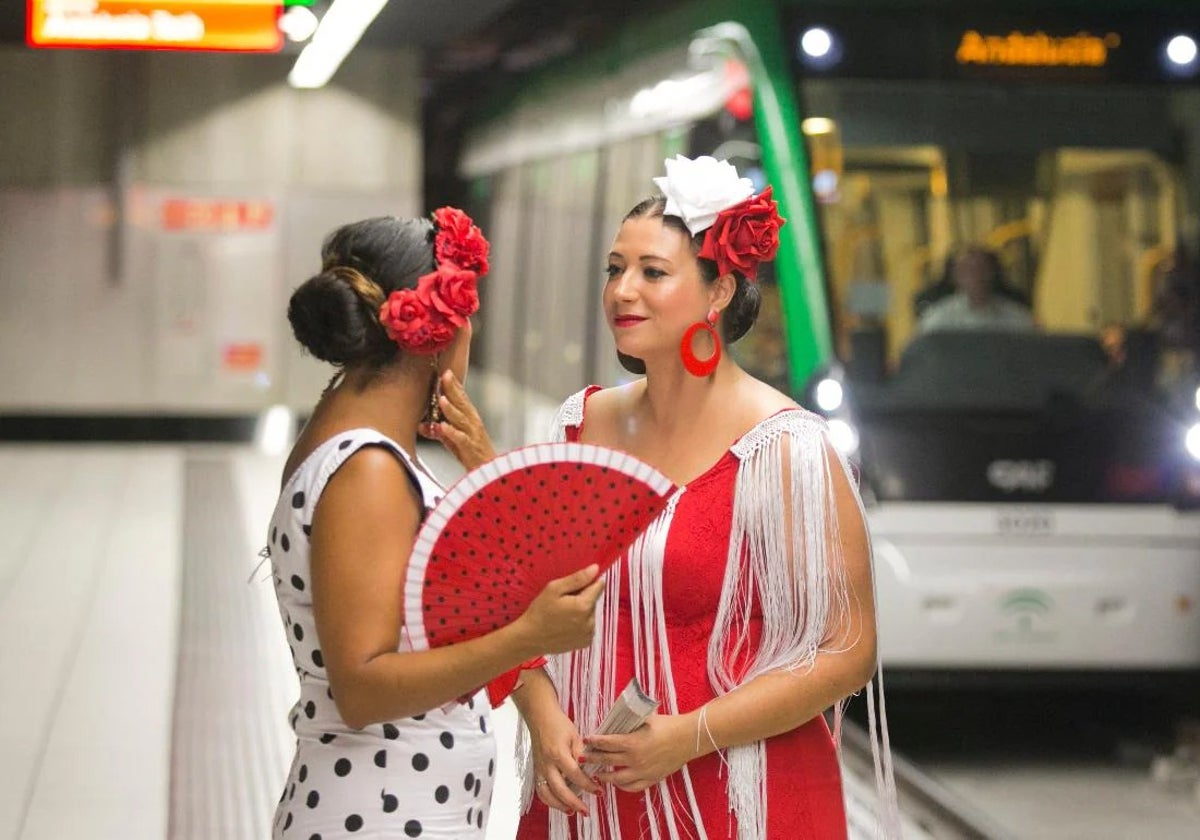 Dos mujeres esperan la llegada del metro, en una imagen de archivo de la feria del año pasado.