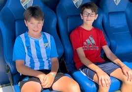 Eric, a la izquierda, junto a su hermano mellizo Jon, sentados en uno de los banquillos de La Rosaleda.