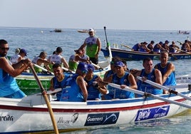 El esfuerzo de los remeros de 'La Torreña' en la regata celebrada en casa.