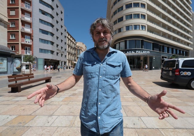 Salva Reina, en las puertas del Hotel AC Málaga Palacio .