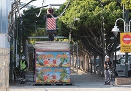 Trabajadores ultiman el montaje de las luces en el real de la Feria de Málaga.